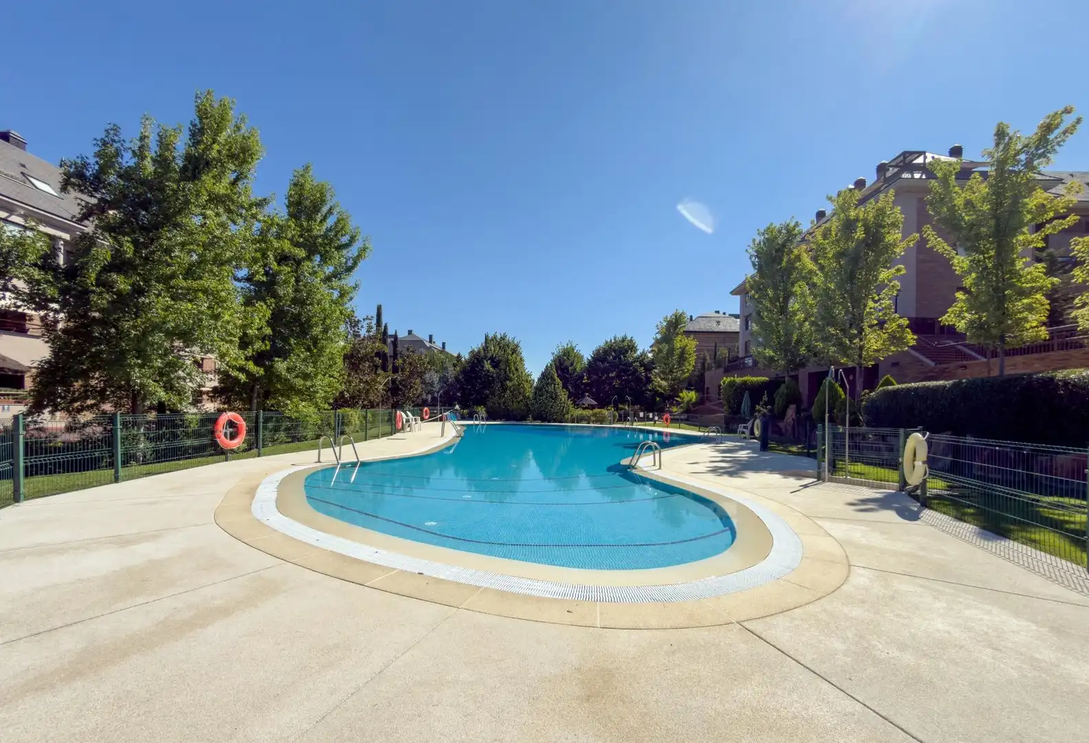 Piscina de Piso en venta en Majadahonda con Calefacción, Terraza y Trastero