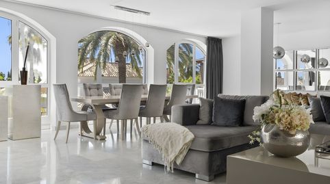 Villa de Lujo Renovada con 5 Dormitorios y Piscina en Elviria, imatge 4