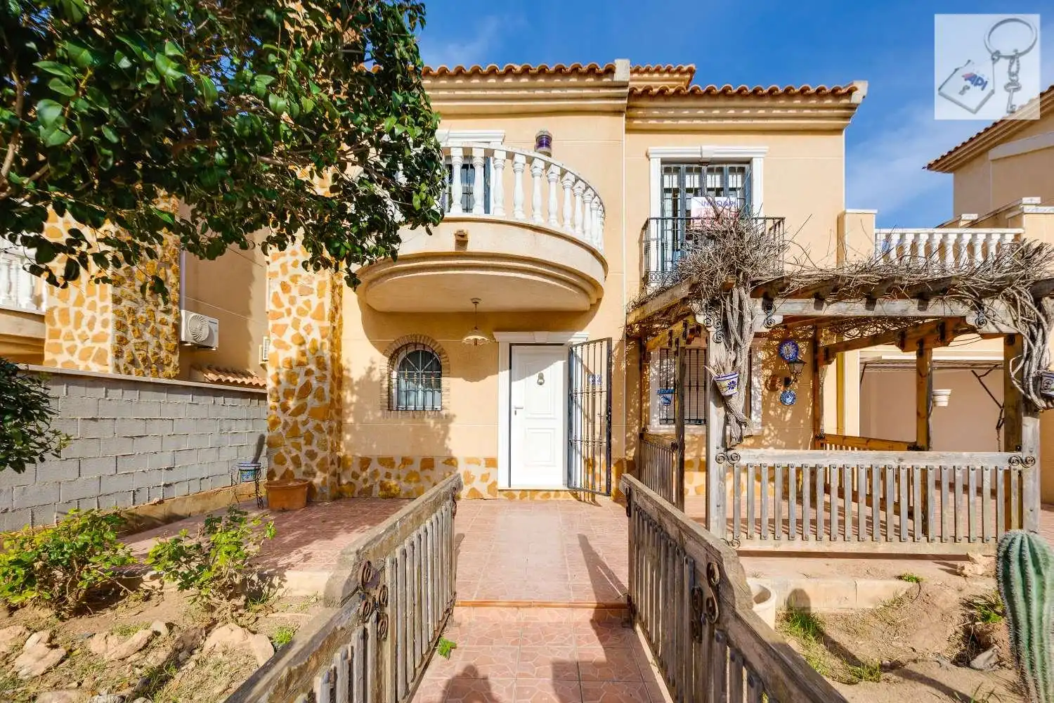 Vista exterior de Casa o chalet en venta en Torrevieja con Terraza y Piscina