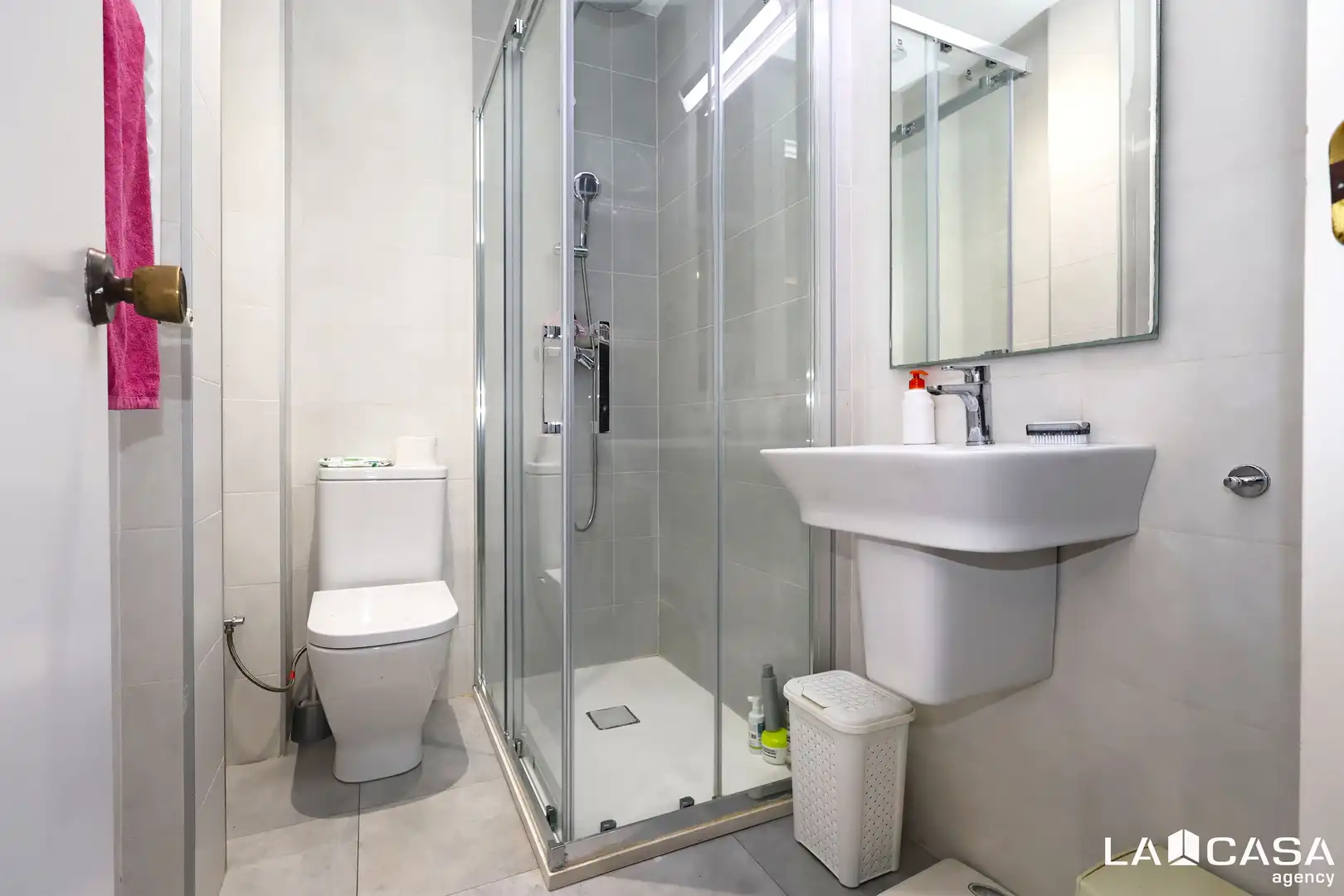 Baño de Piso en venta en Barcelona con Calefacción, Terraza y Balcón