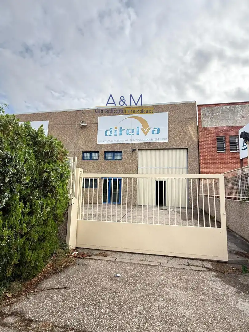 Außenansicht von Fabrikhallen zur Miete in Valladolid mit Heizung