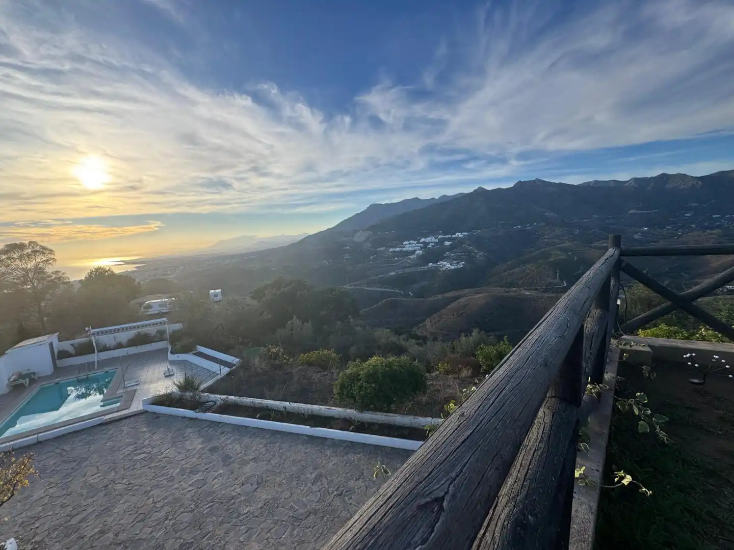 Vista exterior de Casa o xalet en venda en Marbella amb Jardí privat, Terrassa i Piscina