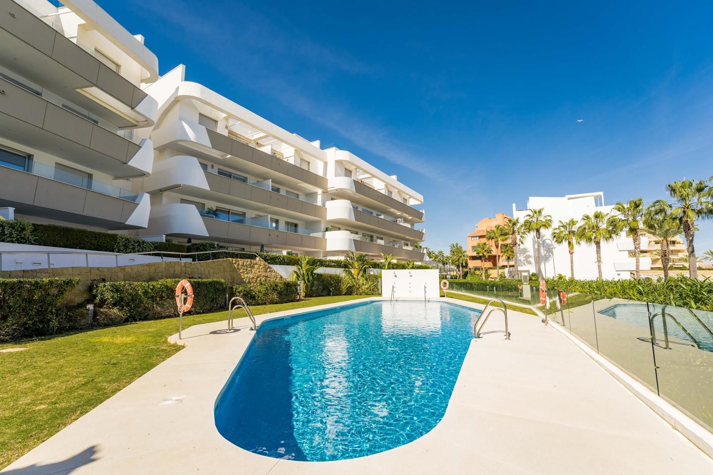 Vista exterior de Àtic en venda en Sotogrande amb Aire condicionat, Calefacció i Terrassa