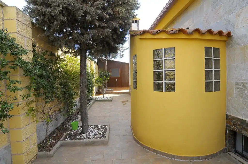 Außenansicht von Haus oder Chalet zum Verkauf in Valdepeñas mit Klimaanlage, Heizung und Privatgarten