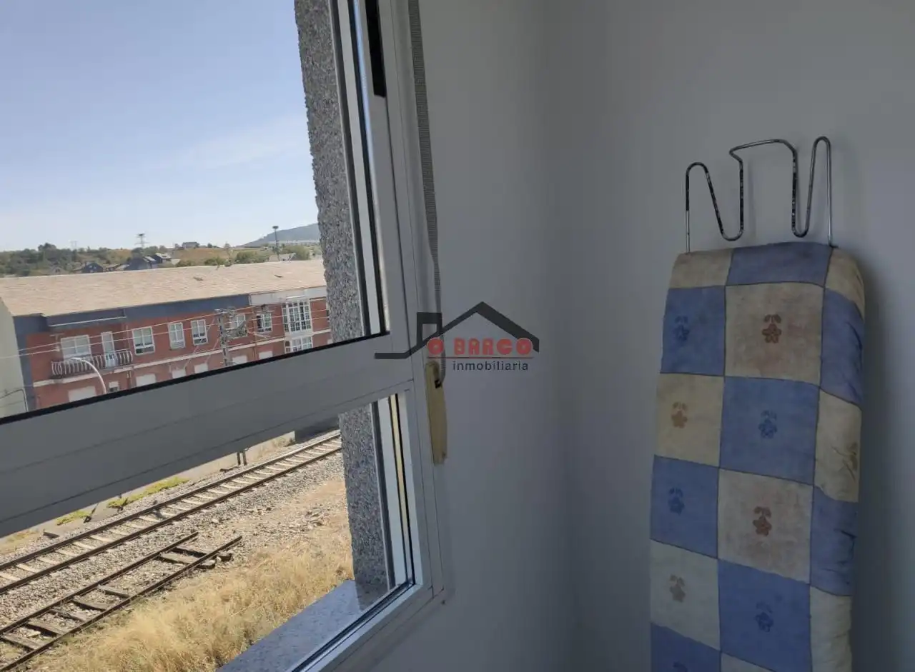 Habitación de Apartamento en venta en O Barco de Valdeorras   con Calefacción y Amueblado
