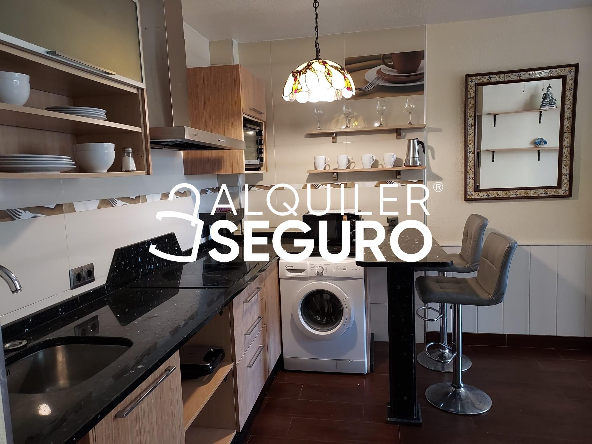 Cuina de Pis de lloguer en Vélez-Málaga amb Piscina i Moblat