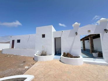 Detached house with pool for sale in Güime