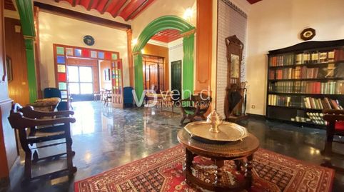 casa con inmenso jardín privado