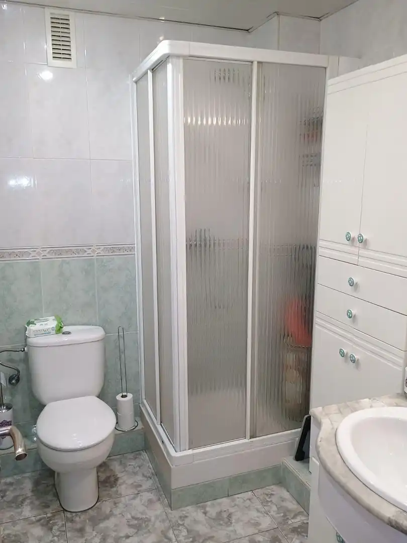 Badezimmer von Wohnung zum Verkauf in Vilanova i la Geltrú mit Klimaanlage, Terrasse und Möbliert