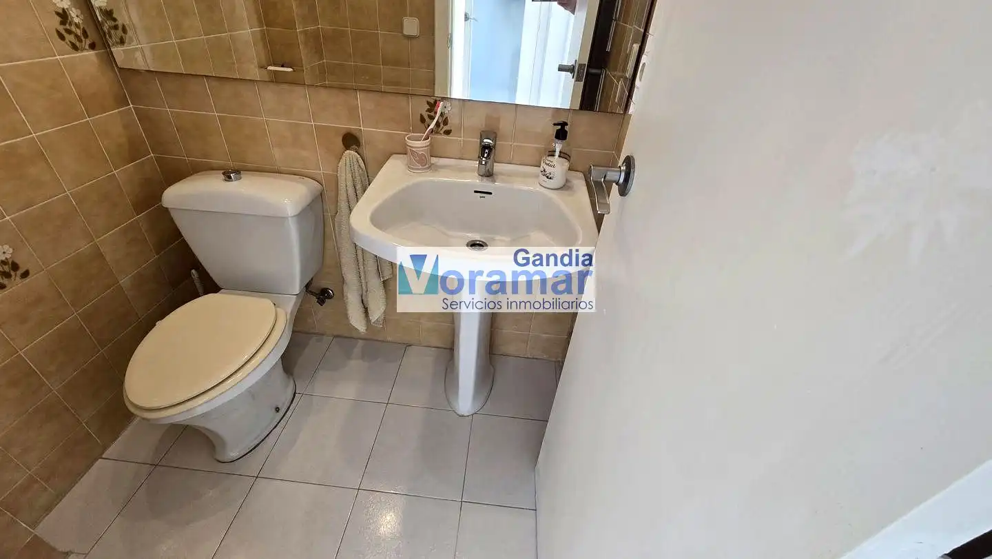 Bany de Apartament de lloguer en Gandia amb Terrassa, Moblat i Piscina comunitària