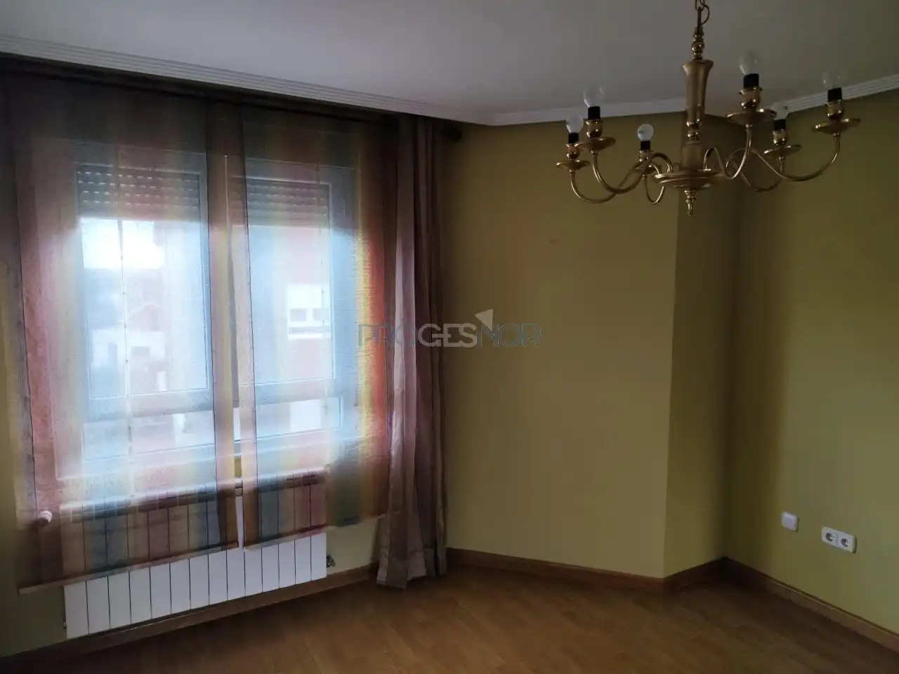 Dormitori de Casa adosada en venda en Valdefresno amb Calefacció, Jardí privat i Parquet