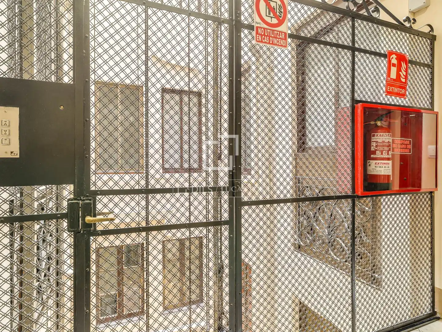 Vista exterior de Pis en venda en Barcelona amb Aire condicionat, Calefacció i Balcó