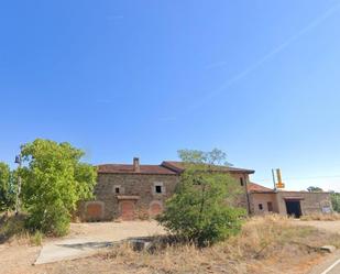 Vista exterior de Casa o xalet en venda en Alija del Infantado amb Jardí privat