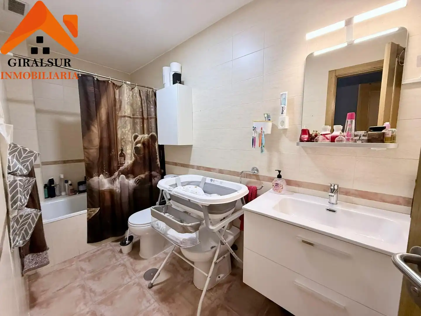 Bathroom of Flat for sale in Sevilla  with Air Conditioner, Terrace and Storage room