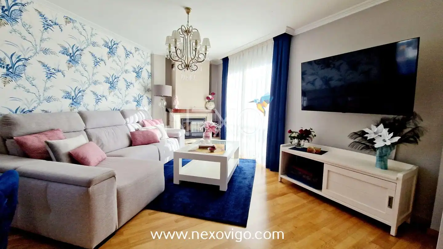 Sala de estar de Casa adosada en venta en Cangas  con Calefacción, Trastero y Amueblado