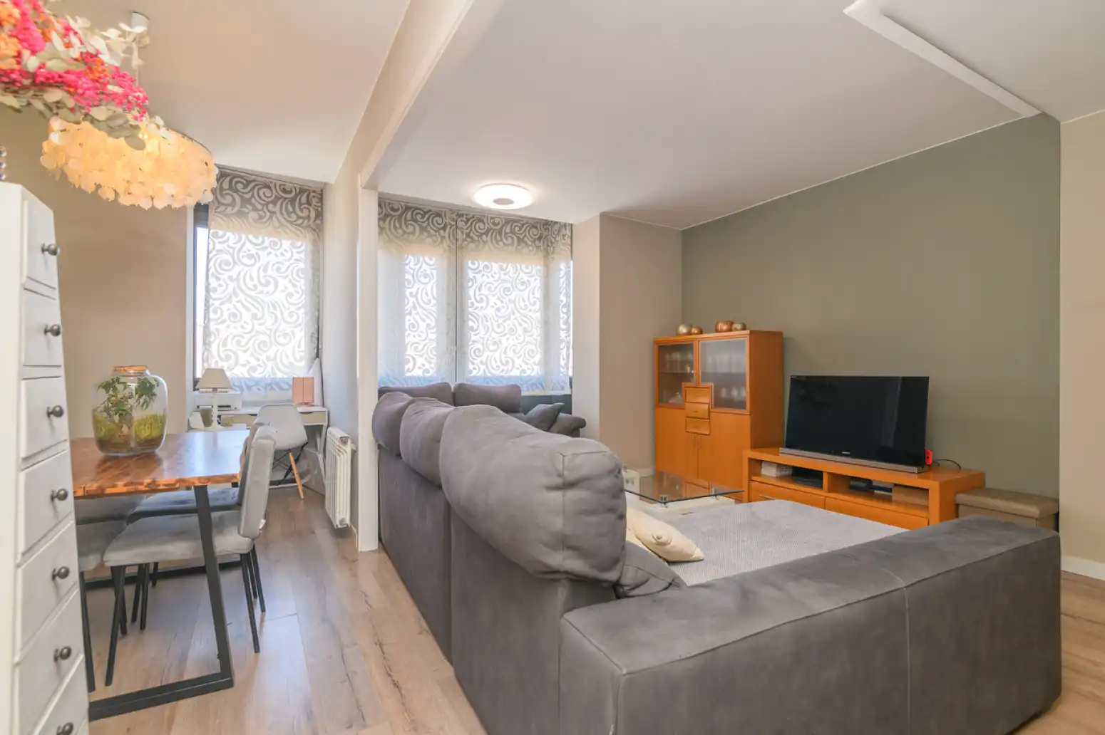 Sala de estar de Ático en venta en Sant Boi de Llobregat con Aire acondicionado, Calefacción y Parquet