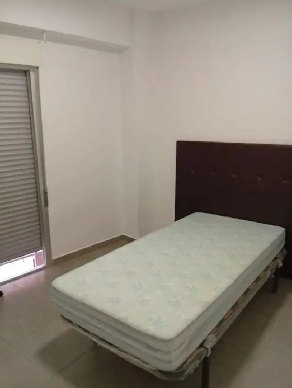 Schlafzimmer von Wohnung zur Miete in Elche / Elx mit Ofen und Waschmaschine
