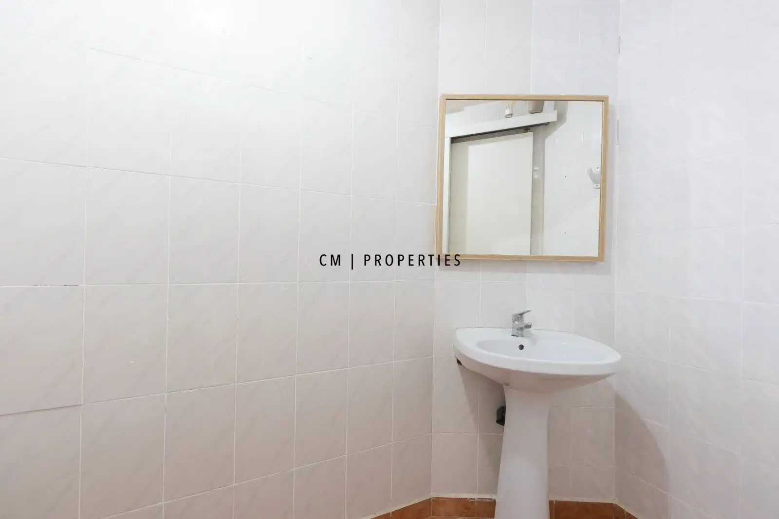 Baño de Local de alquiler en Valencia con Aire acondicionado
