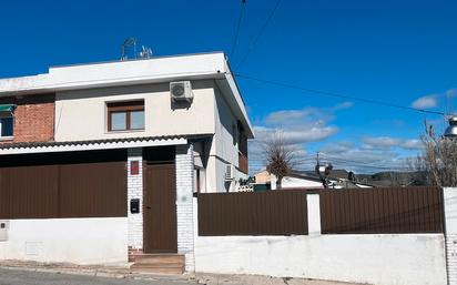 Exterior view of Single-family semi-detached for sale in Aldea del Fresno  with Air Conditioner