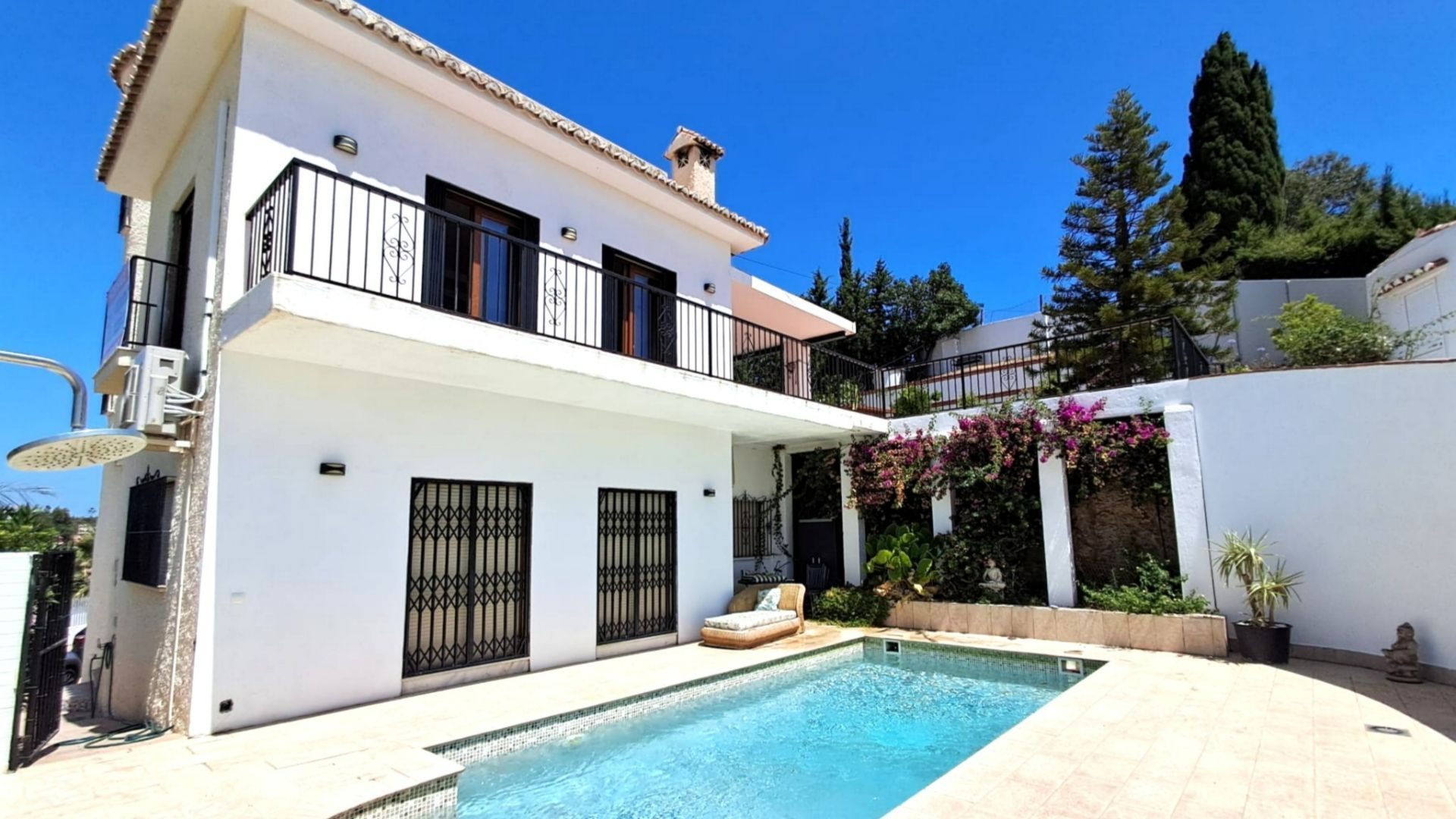 Vista exterior de Casa o xalet en venda en Benalmádena amb Aire condicionat, Jardí privat i Terrassa