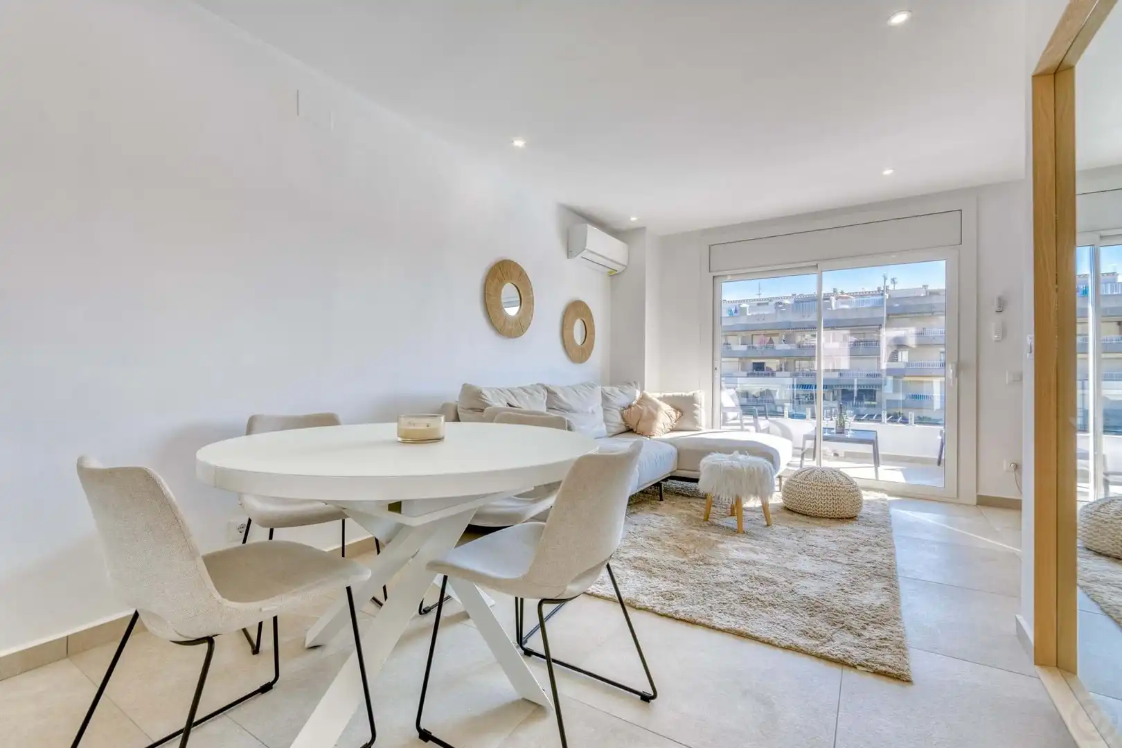 Esszimmer von Einfamilien-Reihenhaus zum Verkauf in Empuriabrava mit Klimaanlage, Heizung und Terrasse