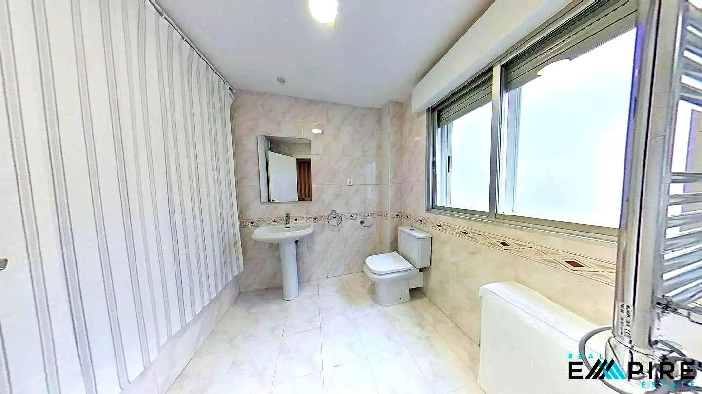 Bathroom of Flat for share in Pozuelo de Alarcón  with Heating, Furnished and Internet