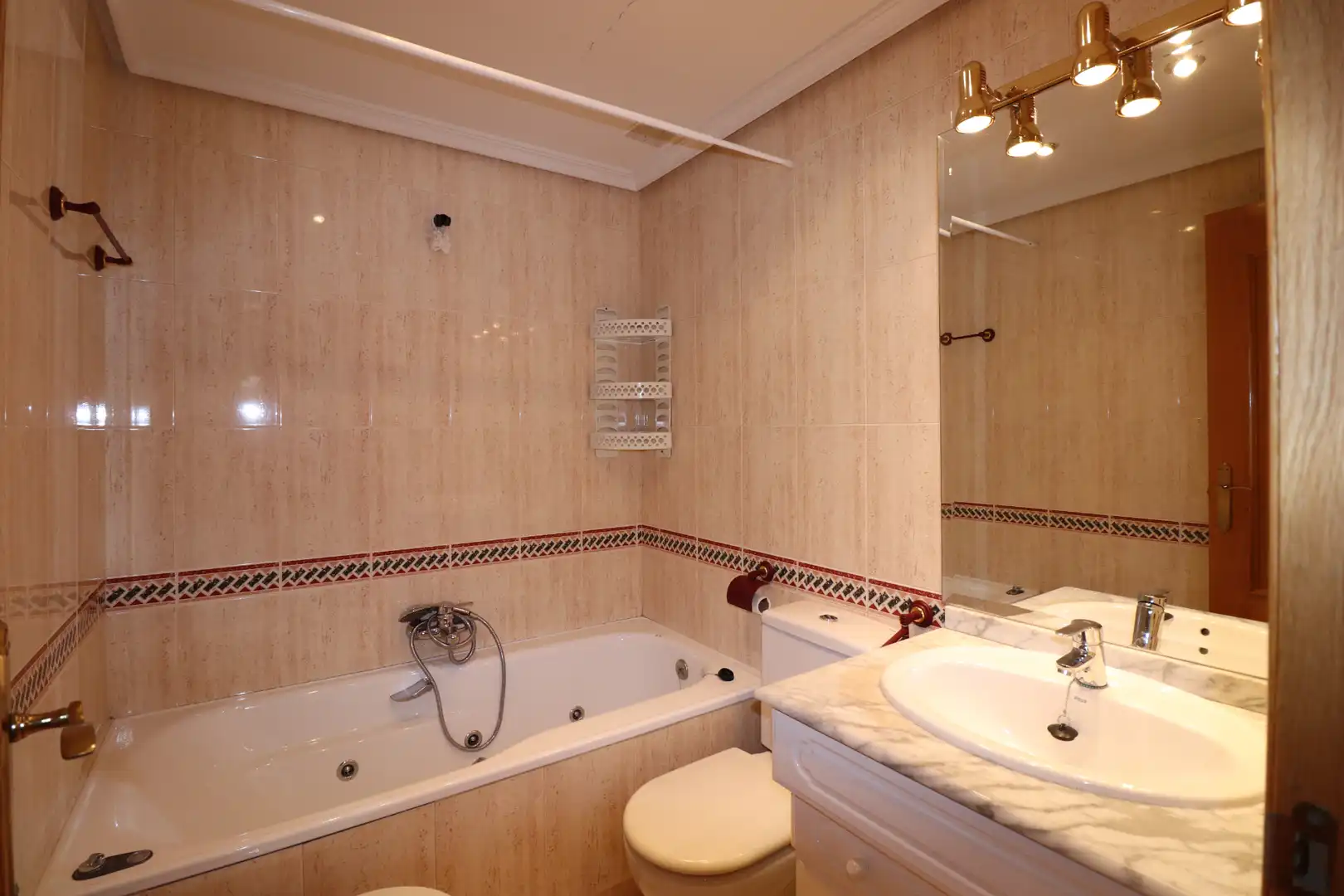 Badezimmer von Wohnung zum Verkauf in Pozuelo de Alarcón mit Heizung, Parkett und Gemeinschaftspool