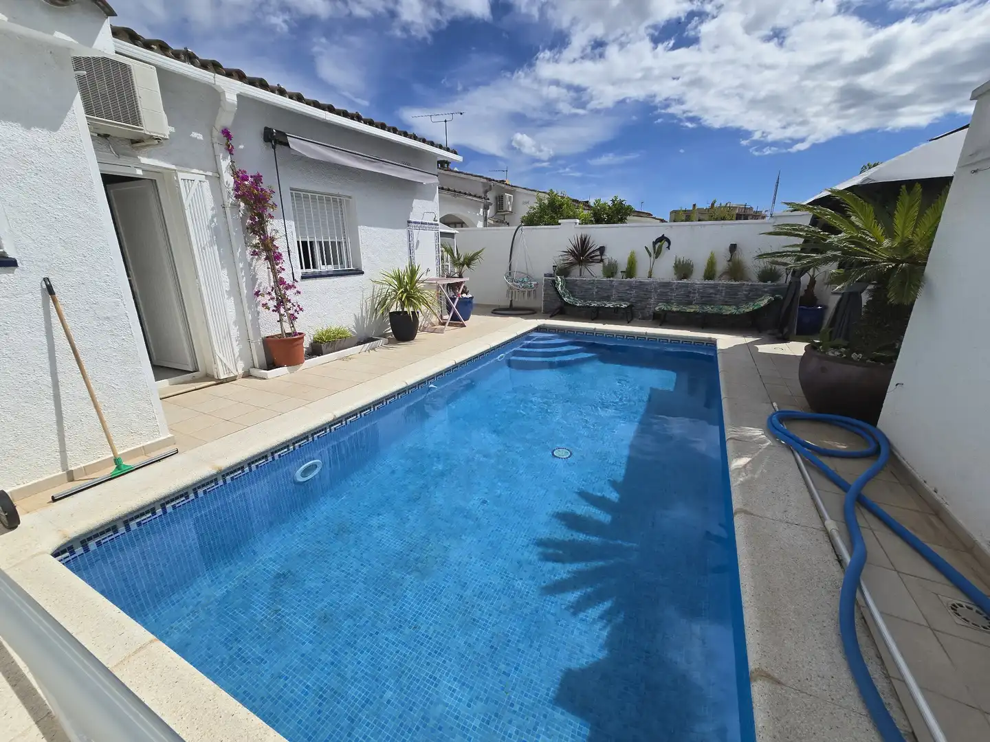 Piscina de Casa adosada en venda en Empuriabrava amb Aire condicionat, Piscina i Moblat
