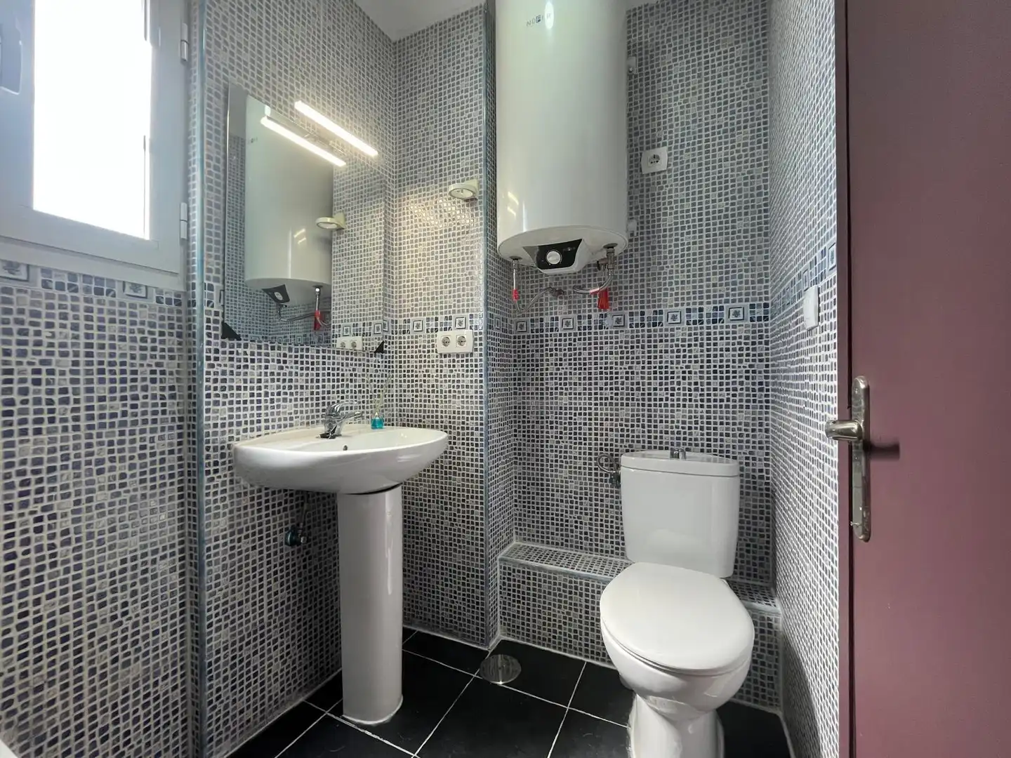 Bathroom of Flat for rent in Dos Hermanas  with Air Conditioner, Terrace and Furnished