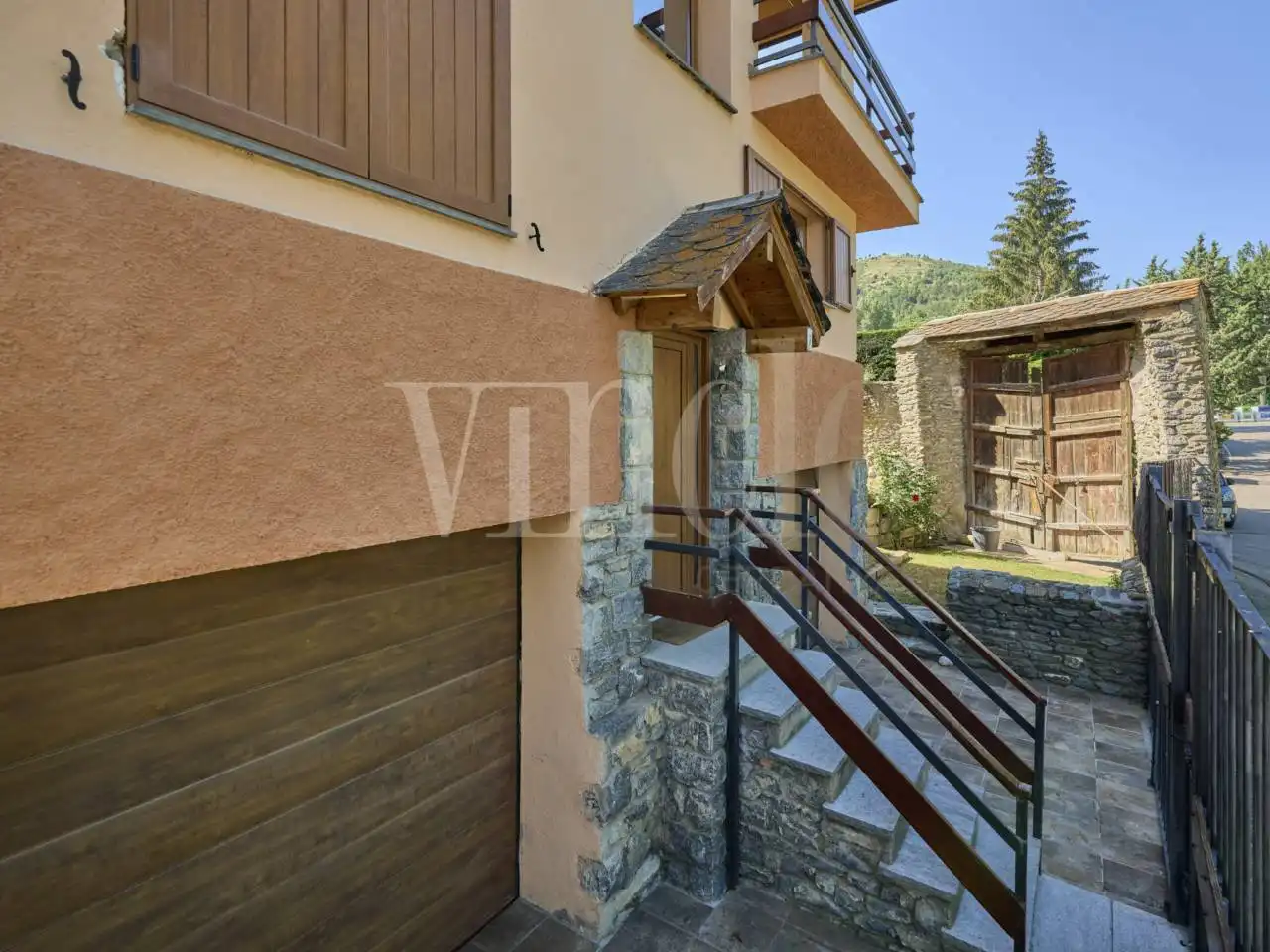 Vista exterior de Casa o xalet en venda en Fontanals de Cerdanya amb Calefacció, Jardí privat i Parquet