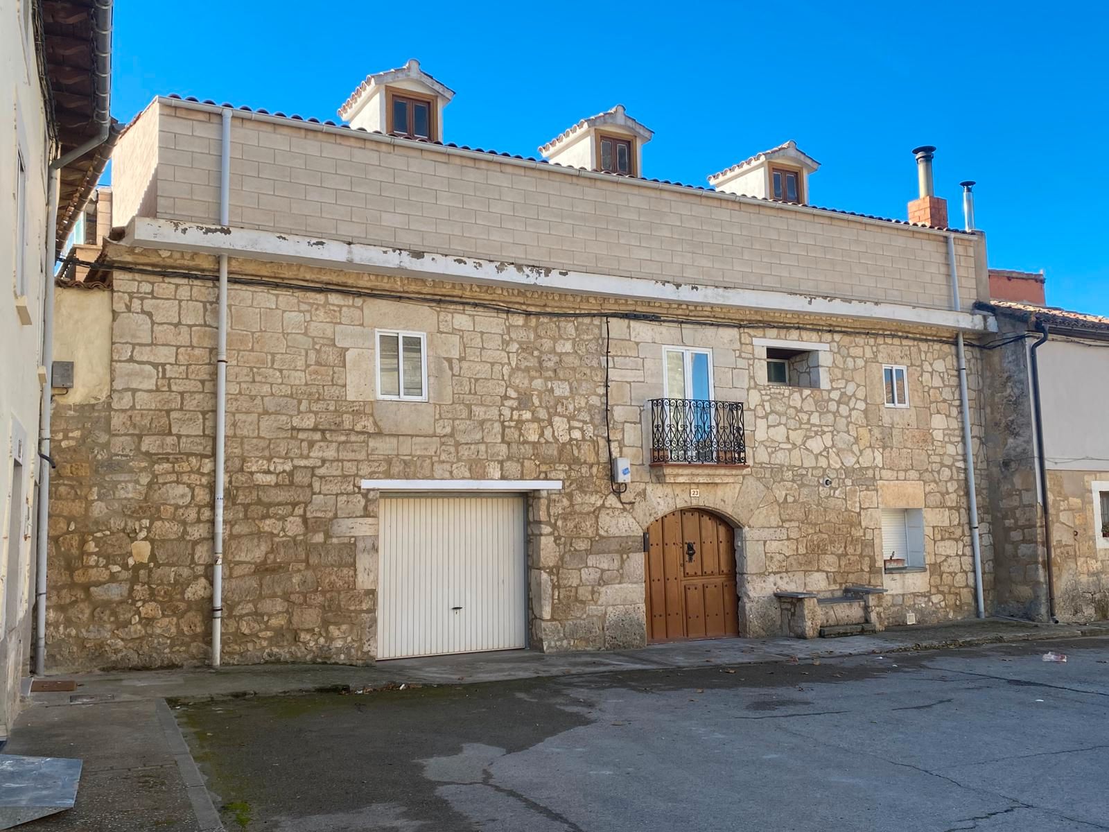 Vista exterior de Casa adosada en venda en Valle de Santibáñez amb Calefacció, Terrassa i Traster