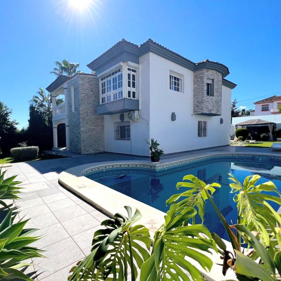 Piscina de Casa o chalet en venta en Estepona con Aire acondicionado, Jardín privado y Parquet