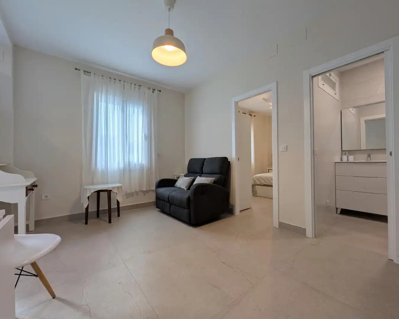 Sala d'estar de Apartament de lloguer en Sevilla amb Aire condicionat i Moblat