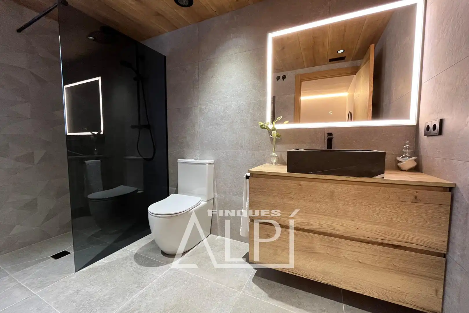 Bany de Apartament en venda en Puigcerdà amb Calefacció, Parquet i Traster