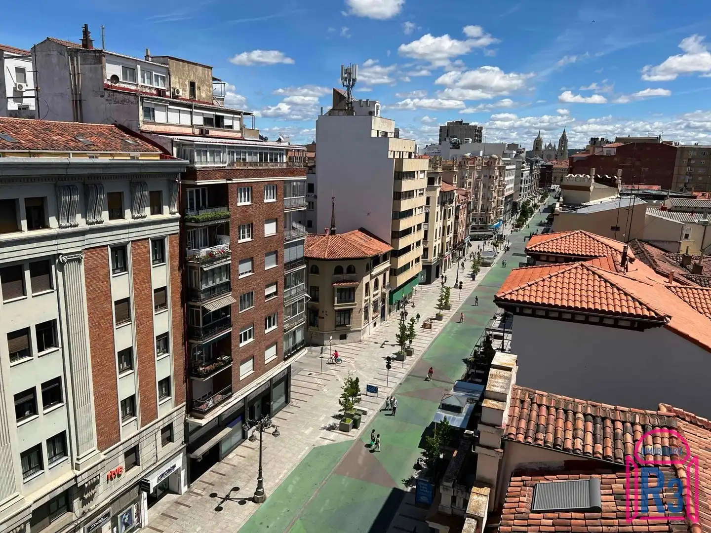 Vista exterior de Àtic en venda en León Capital  amb Calefacció i Terrassa