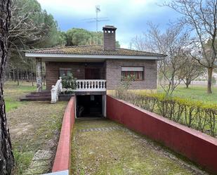 Vista exterior de Casa o xalet en venda en Villabáñez amb Calefacció, Jardí privat i Terrassa