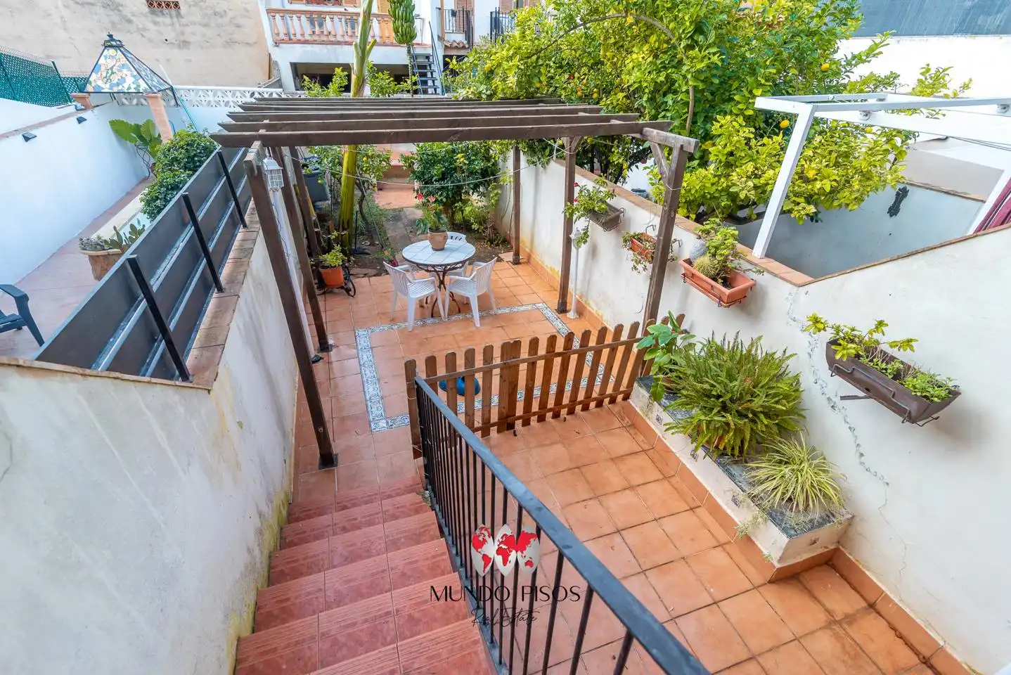 Terrasse von Einfamilien-Reihenhaus zum Verkauf in Consell mit Klimaanlage, Heizung und Privatgarten