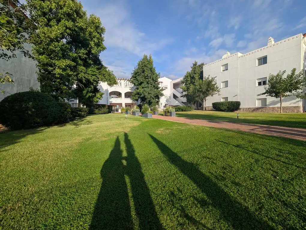 Außenansicht von Wohnung zum Verkauf in La Alcaidesa mit Klimaanlage, Heizung und Terrasse