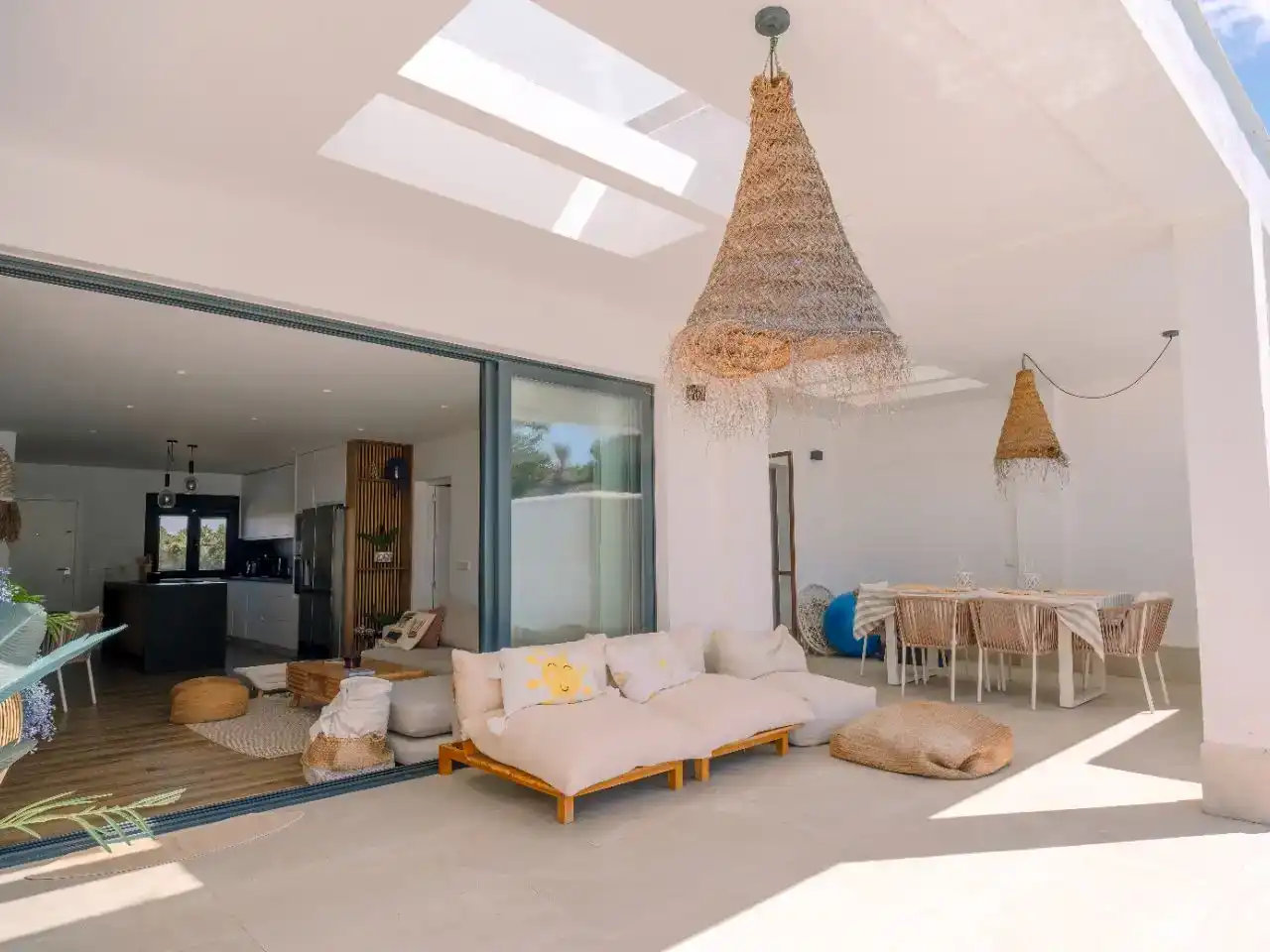 Sala d'estar de Casa o xalet en venda en Conil de la Frontera amb Aire condicionat, Jardí privat i Terrassa