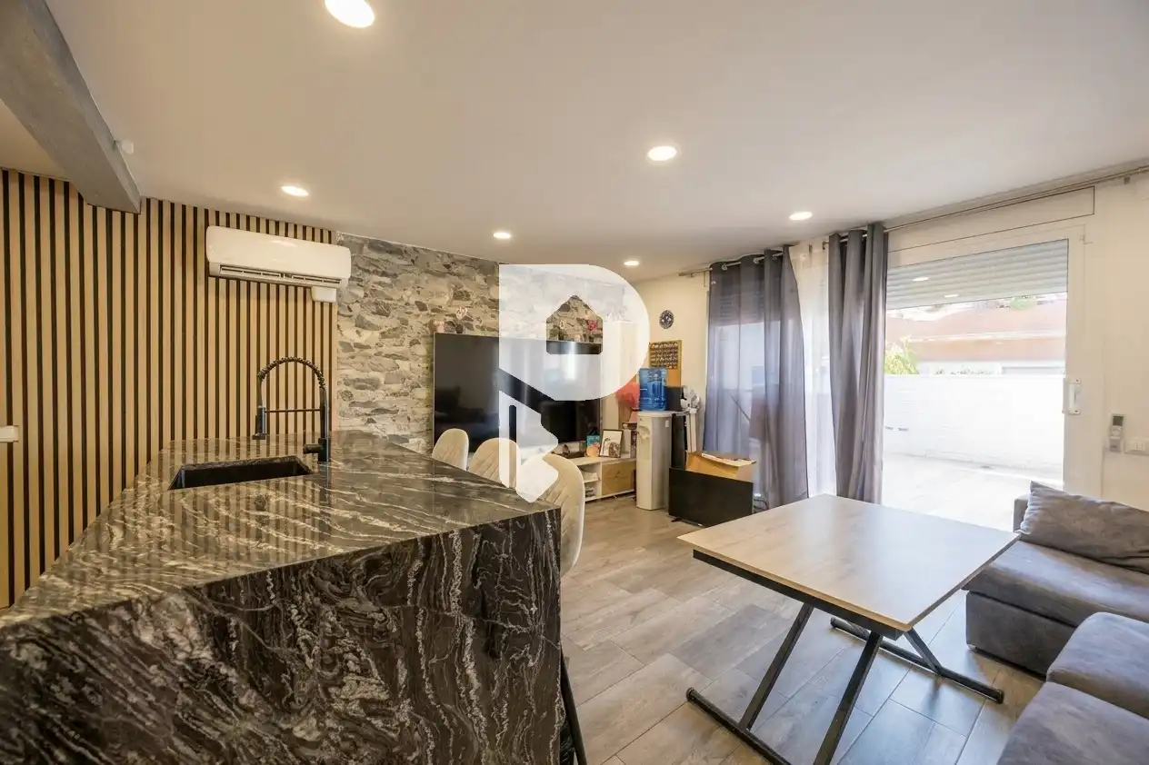 Cuina de Casa o xalet en venda en Sant Vicenç Dels Horts amb Aire condicionat, Calefacció i Parquet