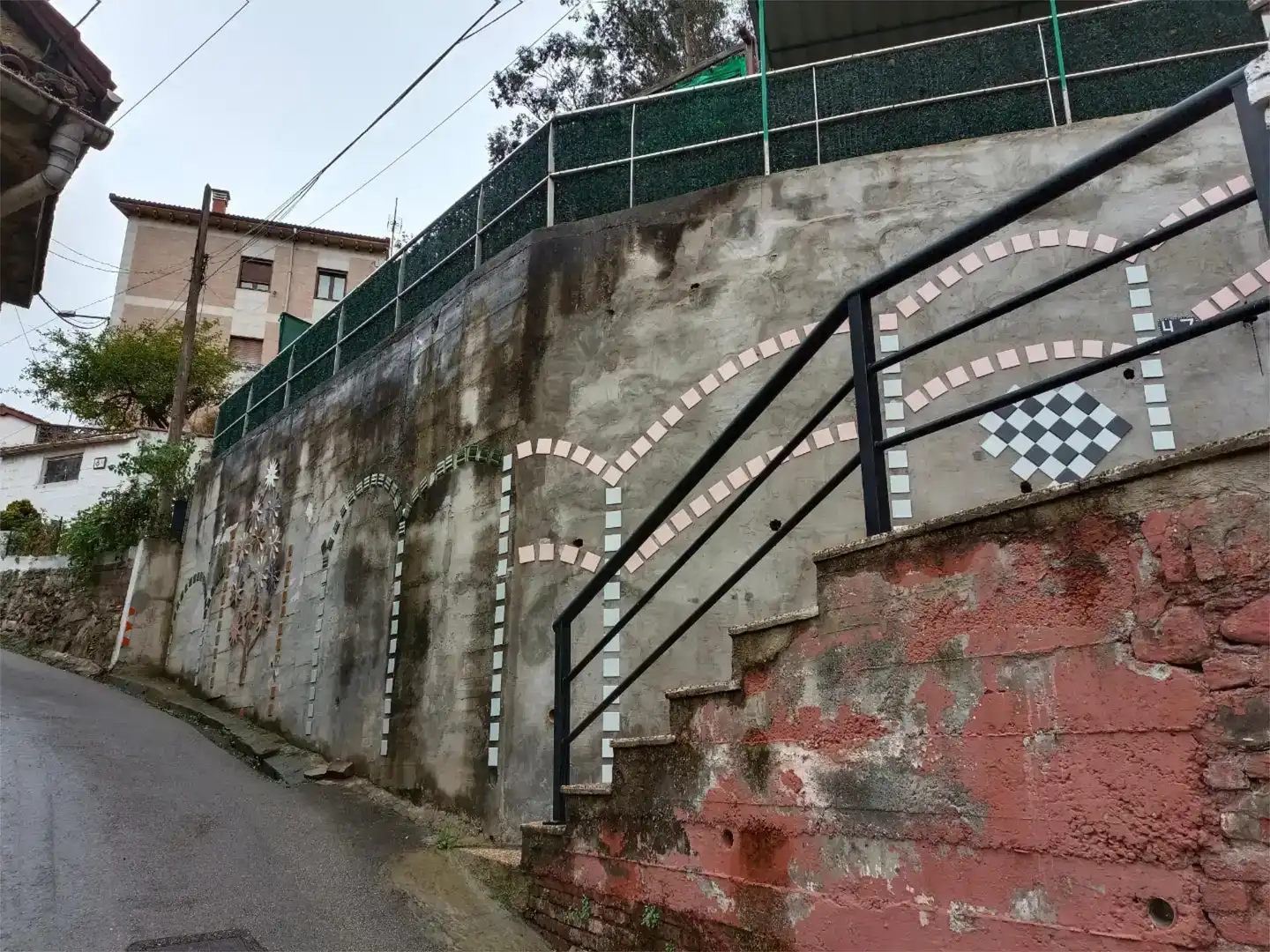 Vista exterior de Casa adosada en venda en Mieres (Asturias) amb Balcó