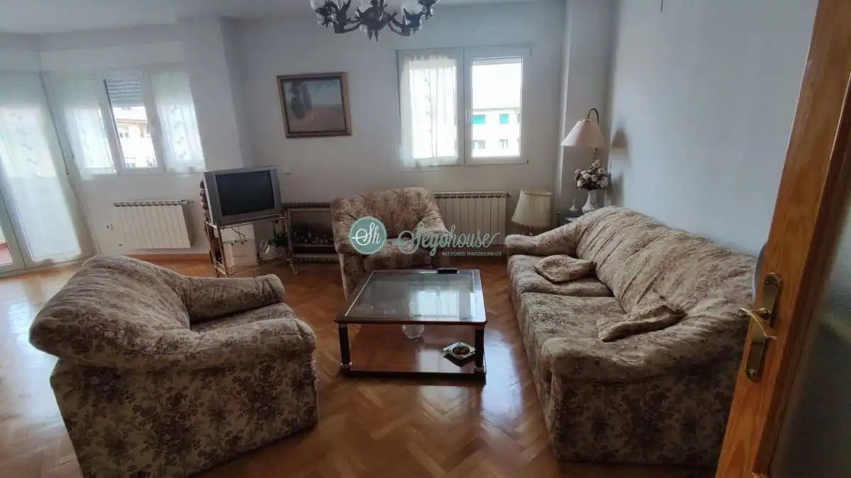 Living room of Flat for sale in Segovia  with Heating, Parquet flooring and Terrace