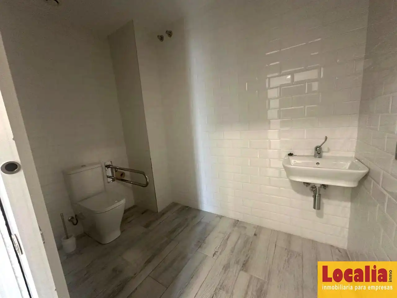 Badezimmer von Fabrikhallen zum Verkauf in Ramales de la Victoria