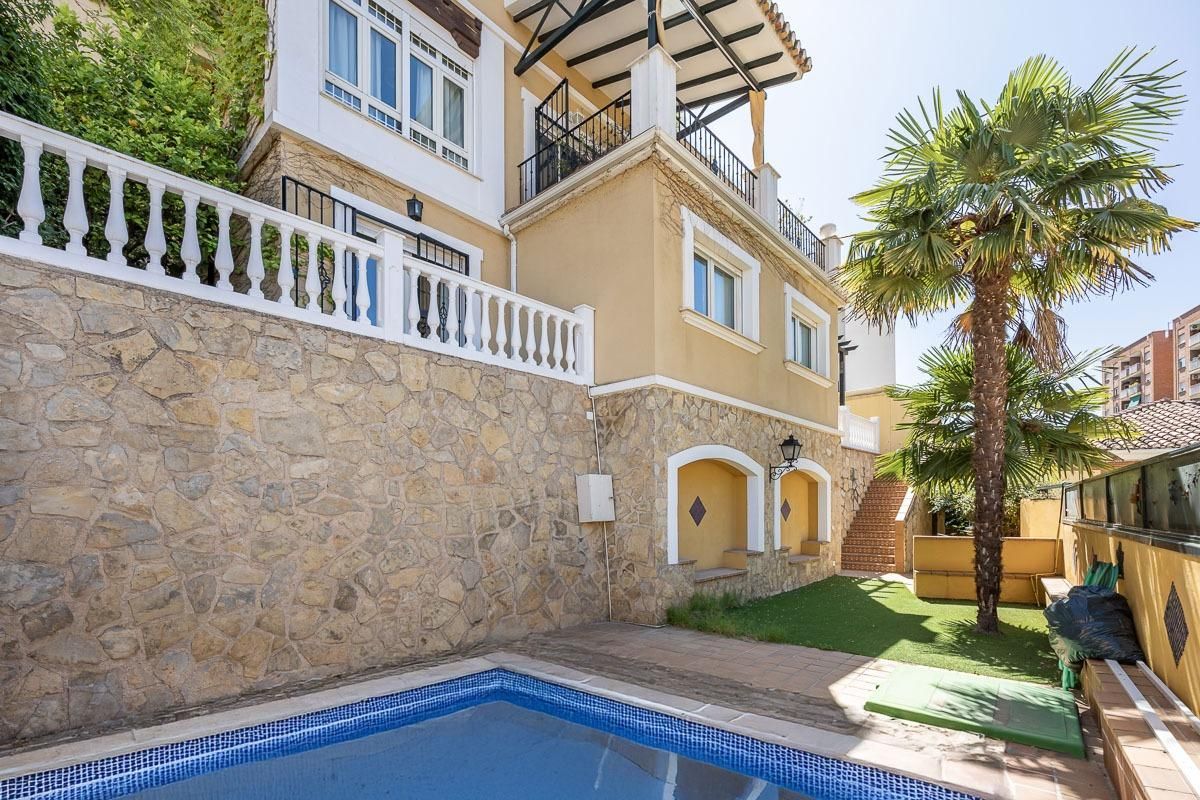 Exterior view of House or chalet for sale in  Granada Capital  with Air Conditioner, Heating and Private garden