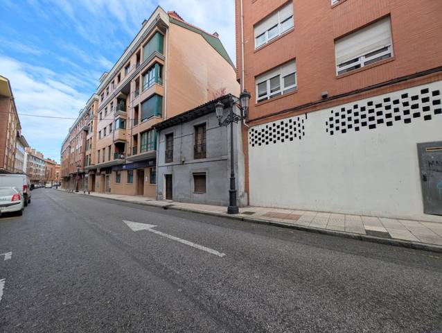 Casa-chalet en Venta en Calle FAVILA en Parque del Oeste