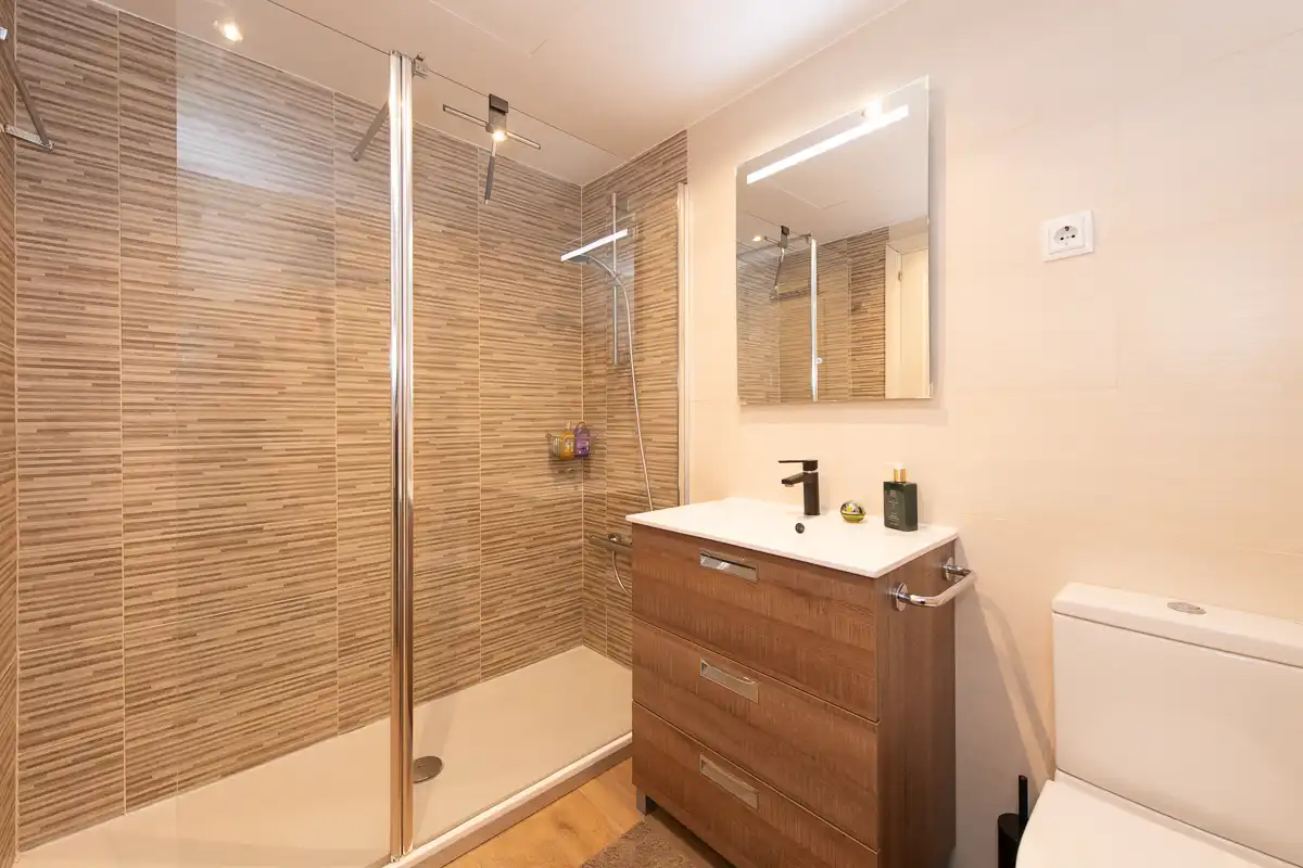 Bathroom of Ground floor for sale in La Moraleja  with Air Conditioner, Heating and Private garden