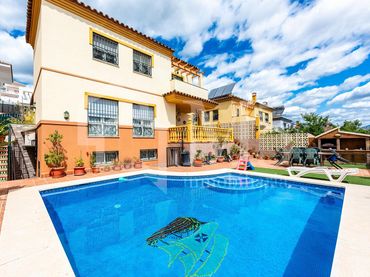 Casa amb piscina en venda a Torre del Mar