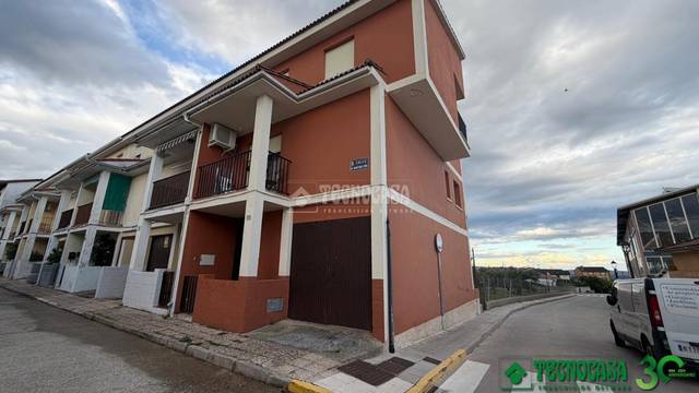 Casa adosada en Venta en Candeleda