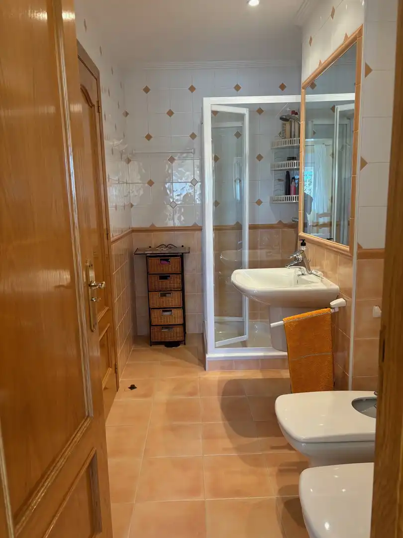 Badezimmer von Erdgeschoss zum Verkauf in La Manga del Mar Menor mit Klimaanlage, Privatgarten und Schwimmbad