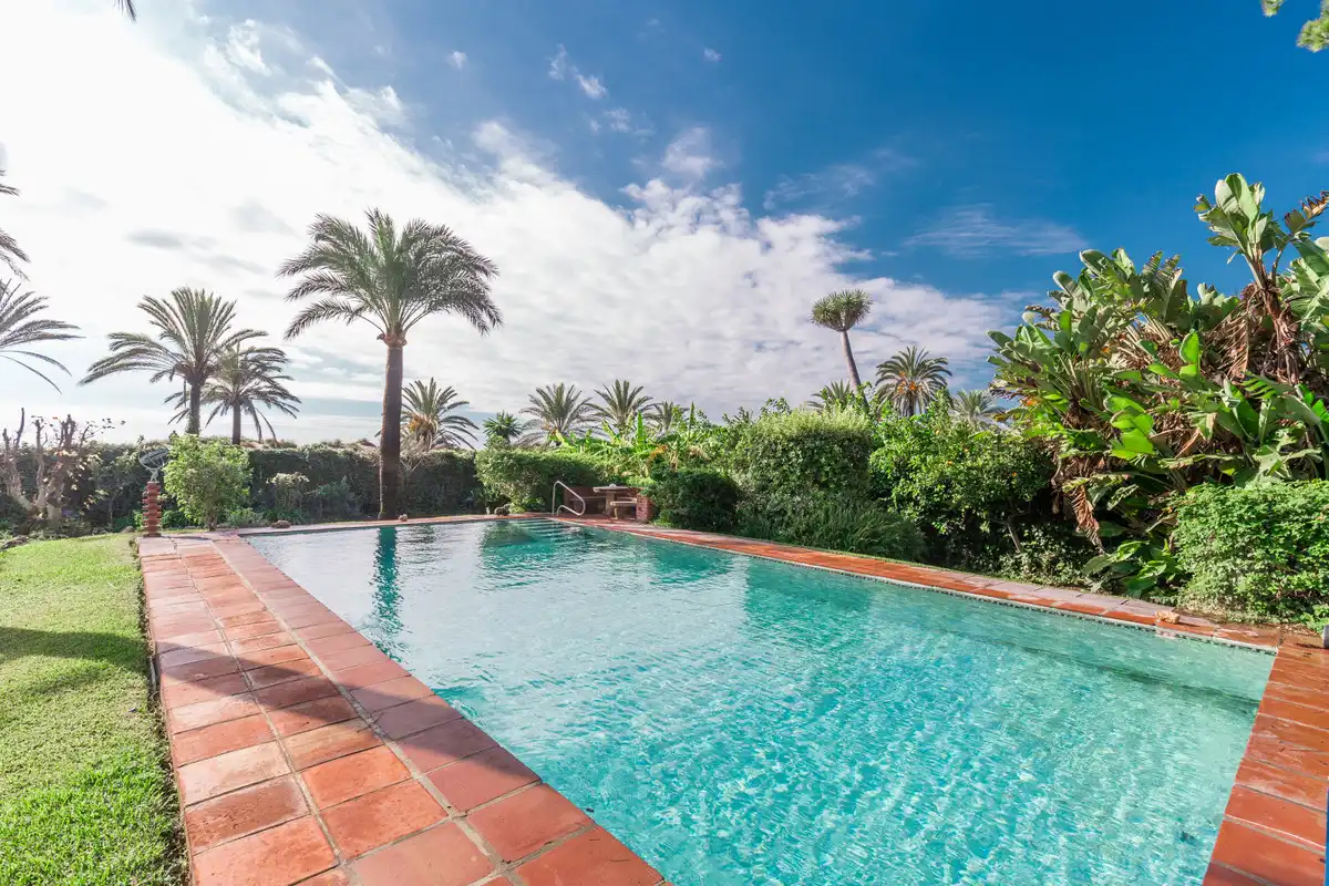 Piscina de Casa adosada en venta en Marbella con Aire acondicionado